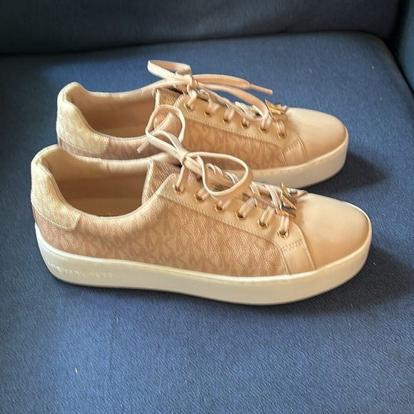 Michael Kors Poppy Colour-Block Logo Sneakers - Picture 2 of 8